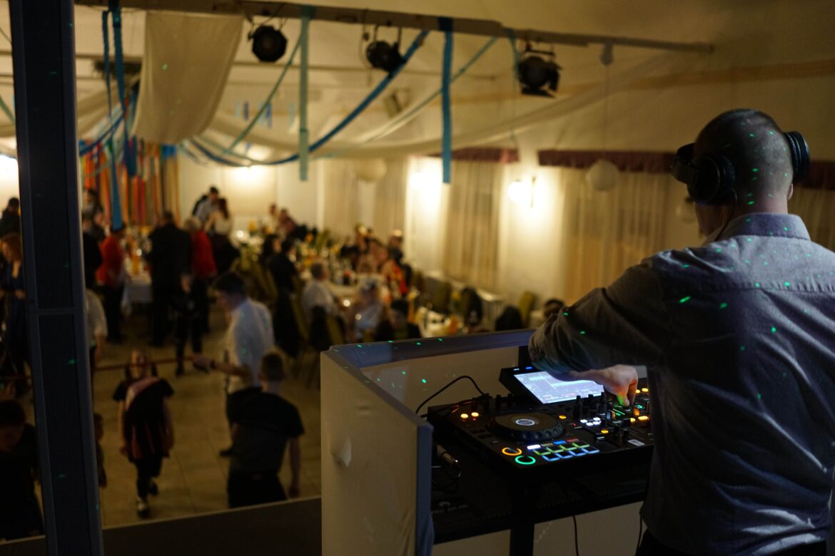 Rendezvény DJ a pultban Üllőn, tánctérrel és látványos buli fényekkel egy 80 fős egyesületi partyn