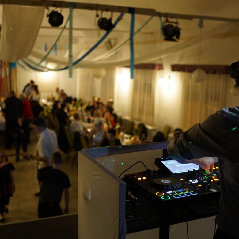 Rendezvény DJ a pultban Üllőn, tánctérrel és látványos buli fényekkel egy 80 fős egyesületi partyn