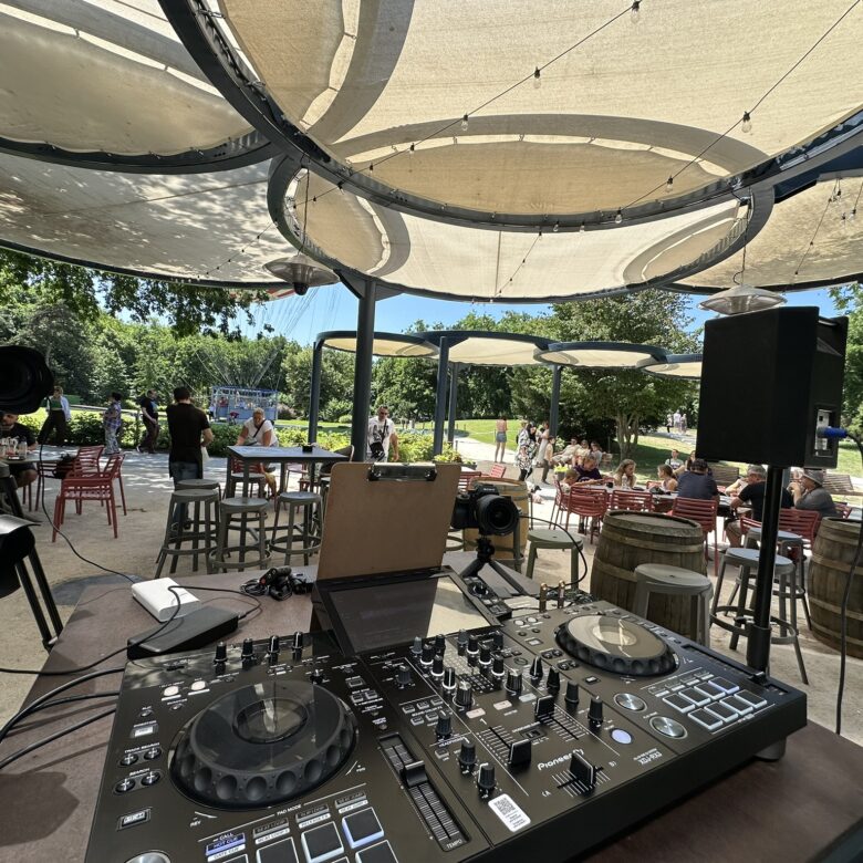 rednezvény háttérzene DJ