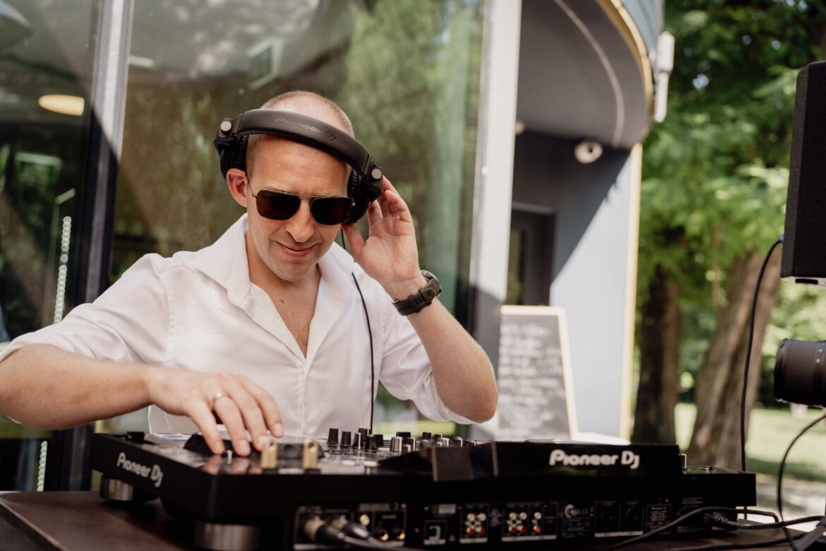 rendezvény DJ háttérzene mix mikes DJ