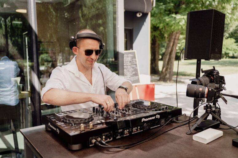 rendezvény DJ háttérzene mix mikes DJ szolgáltatás