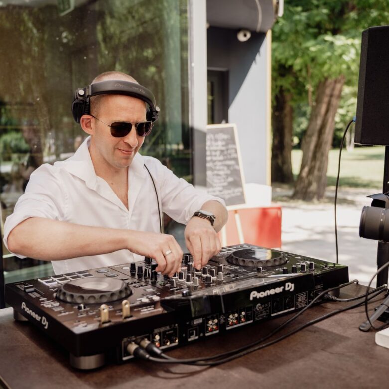 rendezvény DJ háttérzene mix mikes DJ szolgáltatás