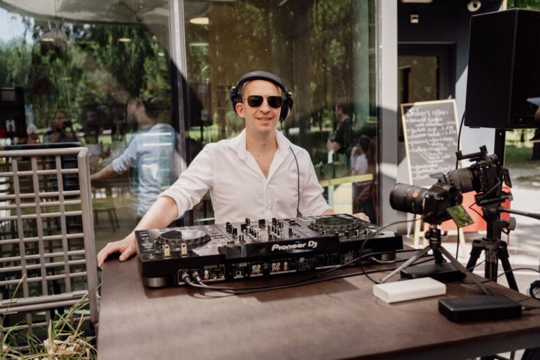 DJ háttérzene RX3 mikes DJ