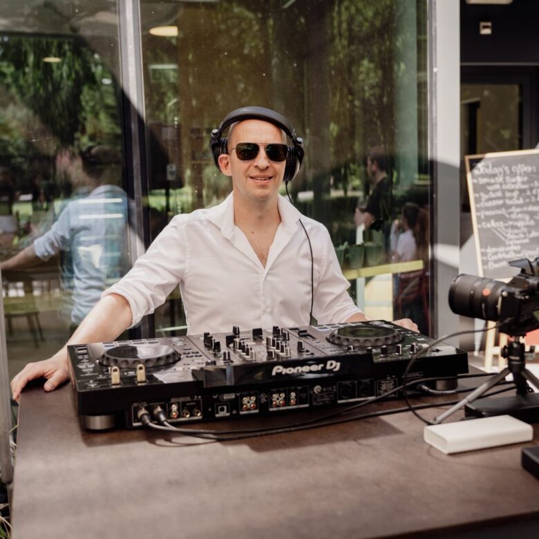 DJ háttérzene RX3 mikes DJ