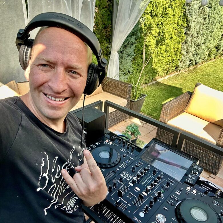 DJ szolgáltatás DJ háttérzene zenélés mix mikes