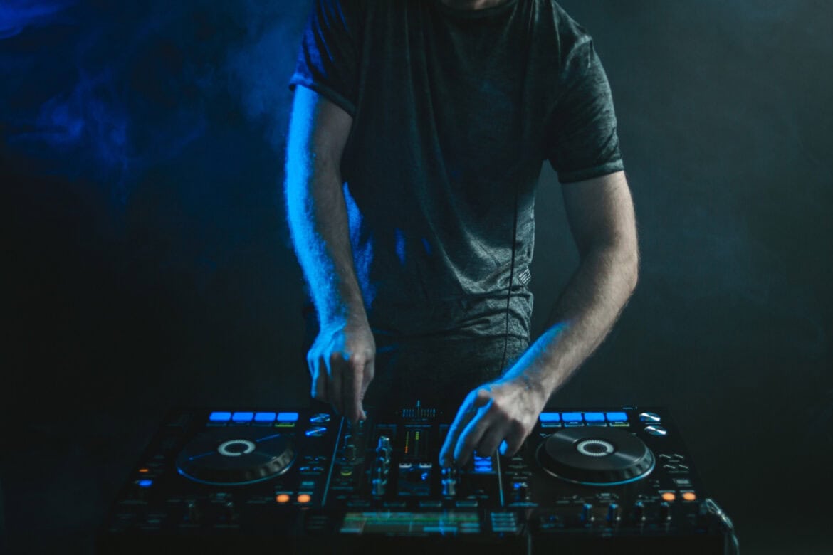 DJ mikes DJ szolgáltatás DJ mix DJ budapest