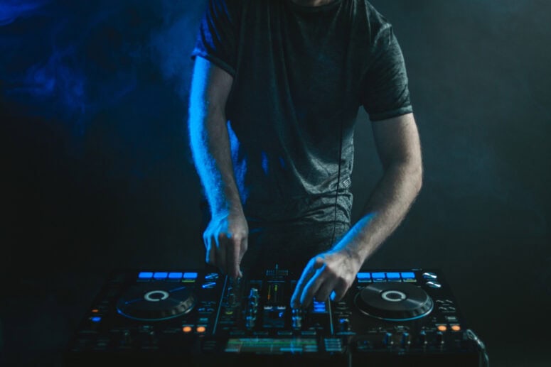 DJ mikes DJ szolgáltatás DJ mix DJ budapest