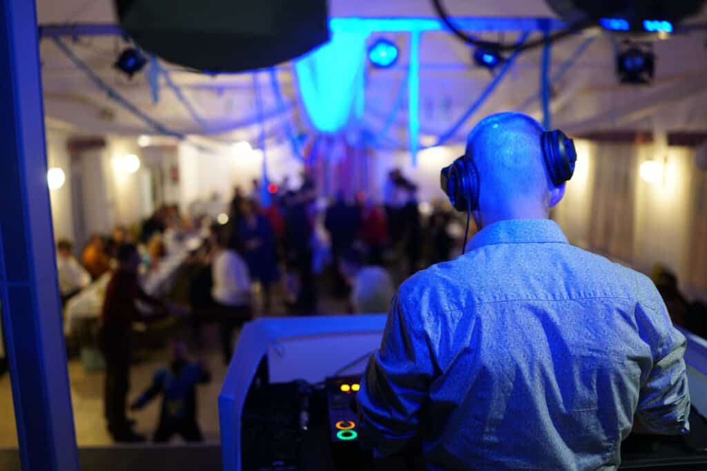 Rendezvény DJ Üllőn fehér setup-pal és MAUI hangoszlopokkal egy 80 fős egyesületi partyn