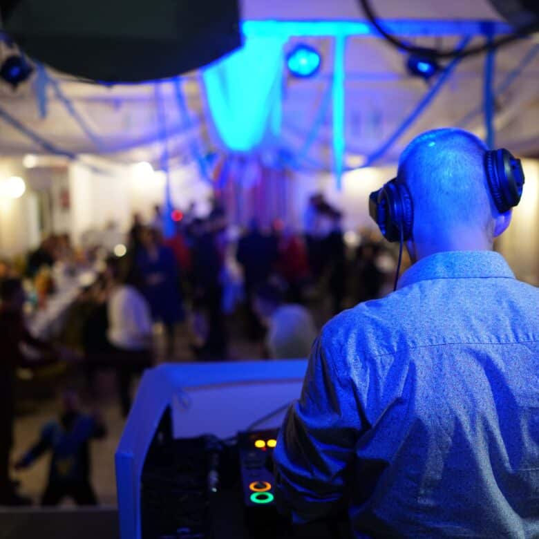 Rendezvény DJ Üllőn fehér setup-pal és MAUI hangoszlopokkal egy 80 fős egyesületi partyn